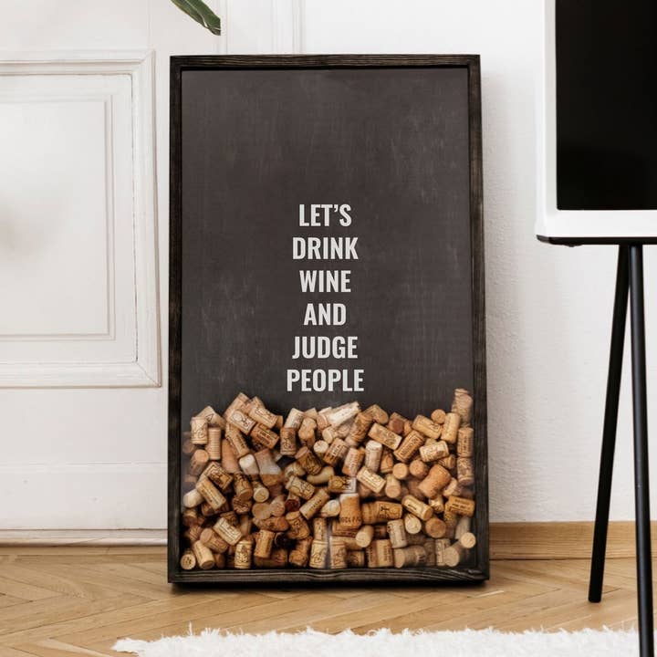 The Corkbox Company – wholesale Skylt – Vindekor, vinkorkhållare ”Låt oss dricka vin” Vinskylt