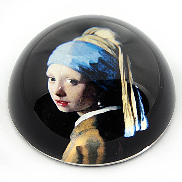 Presse-papier en verre « Fille avec boucles d'oreilles en perles » de Johannes Vermeer pour la vente par Museum Wholesale Inc