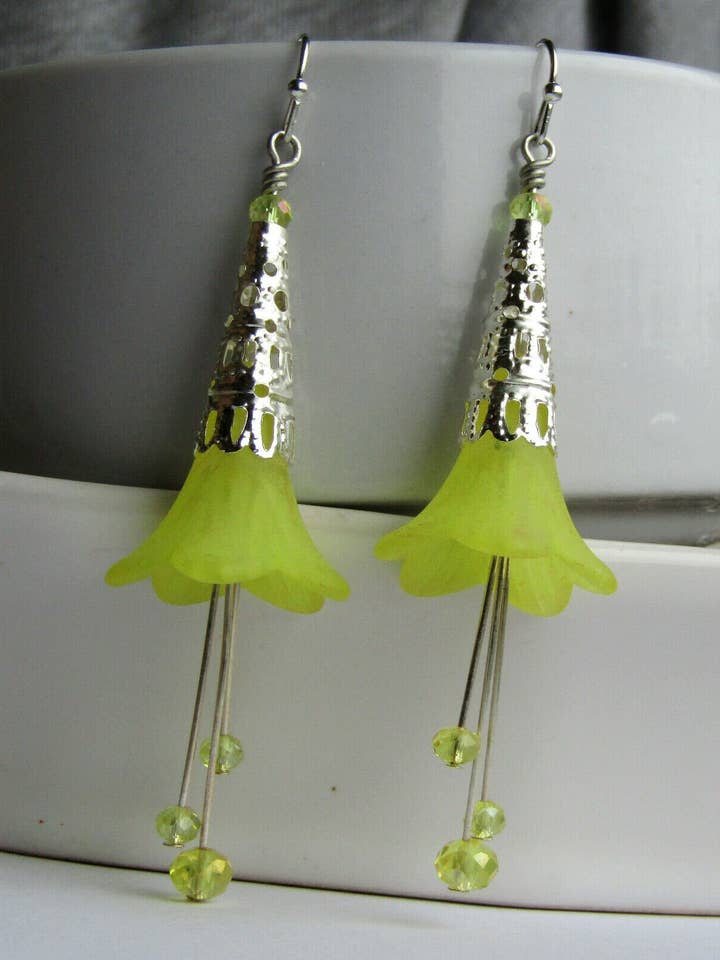 Pendientes colgantes de Lucite con forma de trompeta de lucita, color amarillo, lila para venta al por mayor de Bad Apple Designs