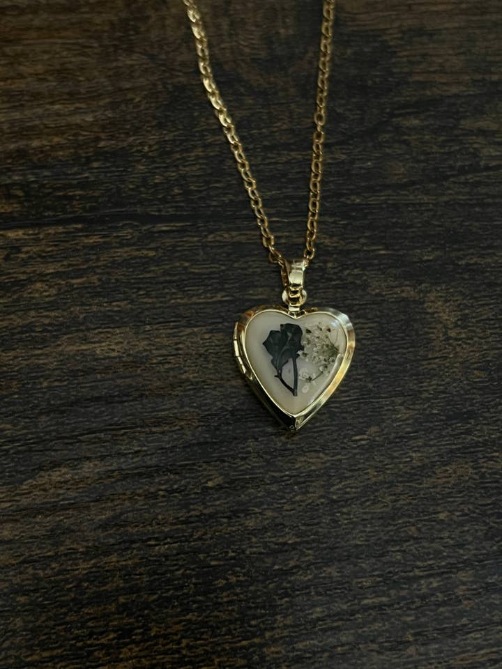 Bloemenmedaillon ketting voor wholesale door Bare Bones Jewelry London