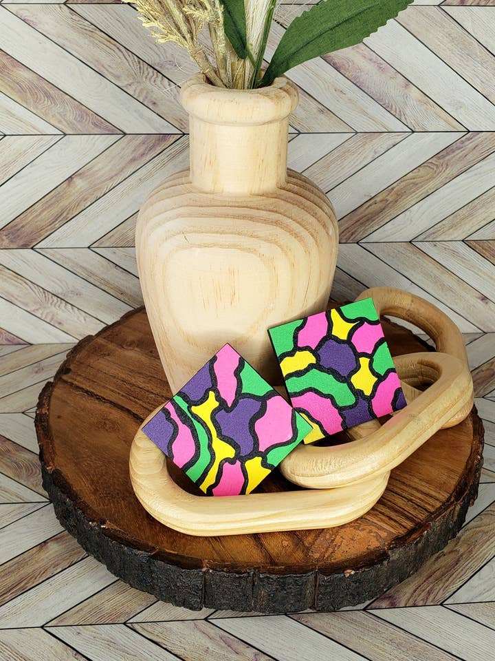 Boucles d'oreilles peintes à la main multicolores "Square Biz" pour la vente par Styled By Jasmine Boutique