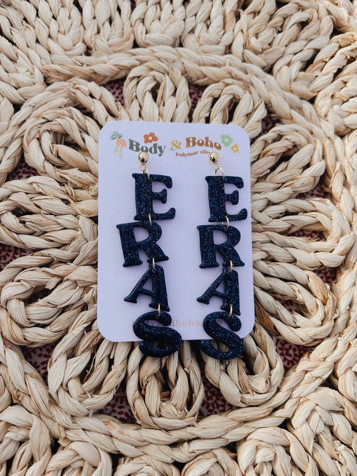 Taylor Swift Ohrringe mit dem Buchstaben The Eras aus Fimo für den Großhandel von Body & Boho