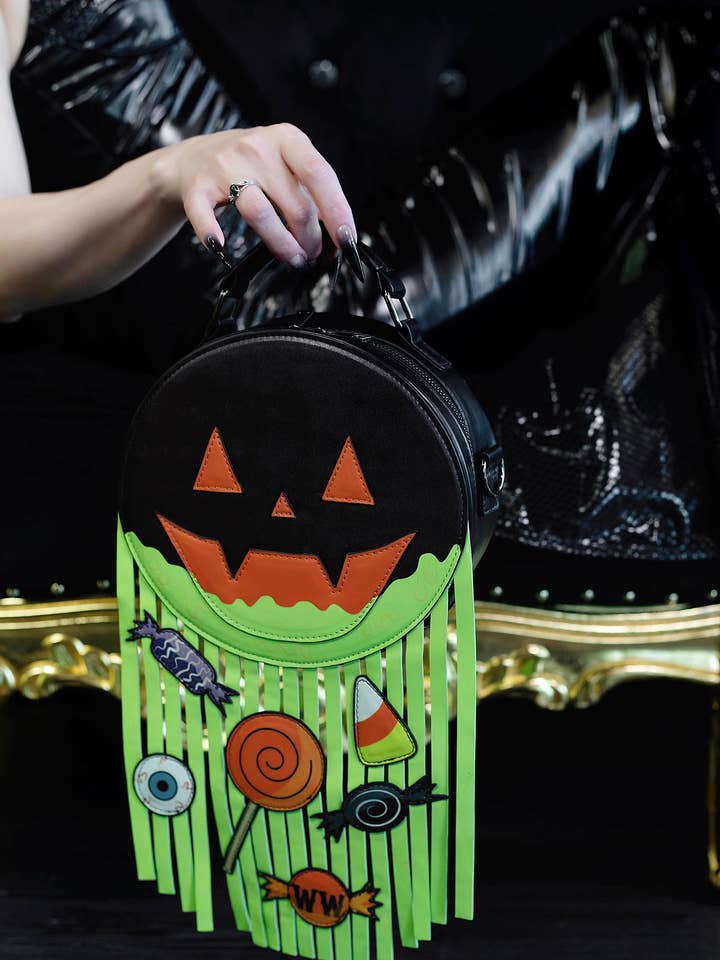 Mini Borsa Vomito di Zucca - Borsa a Tracolla in Finta Pelle con Frange a Forma di Jack-o’-Lantern con “Interiora di Zucca” Verde Neon (Edizione Dolcetto o Scherzetto Andato Male) per la vendita all'ingrosso da parte di Weasel Wear