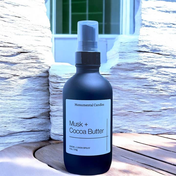 Musk + Cocoa Butter kamer/linnenspray voor wholesale door Monumental Candles LLC