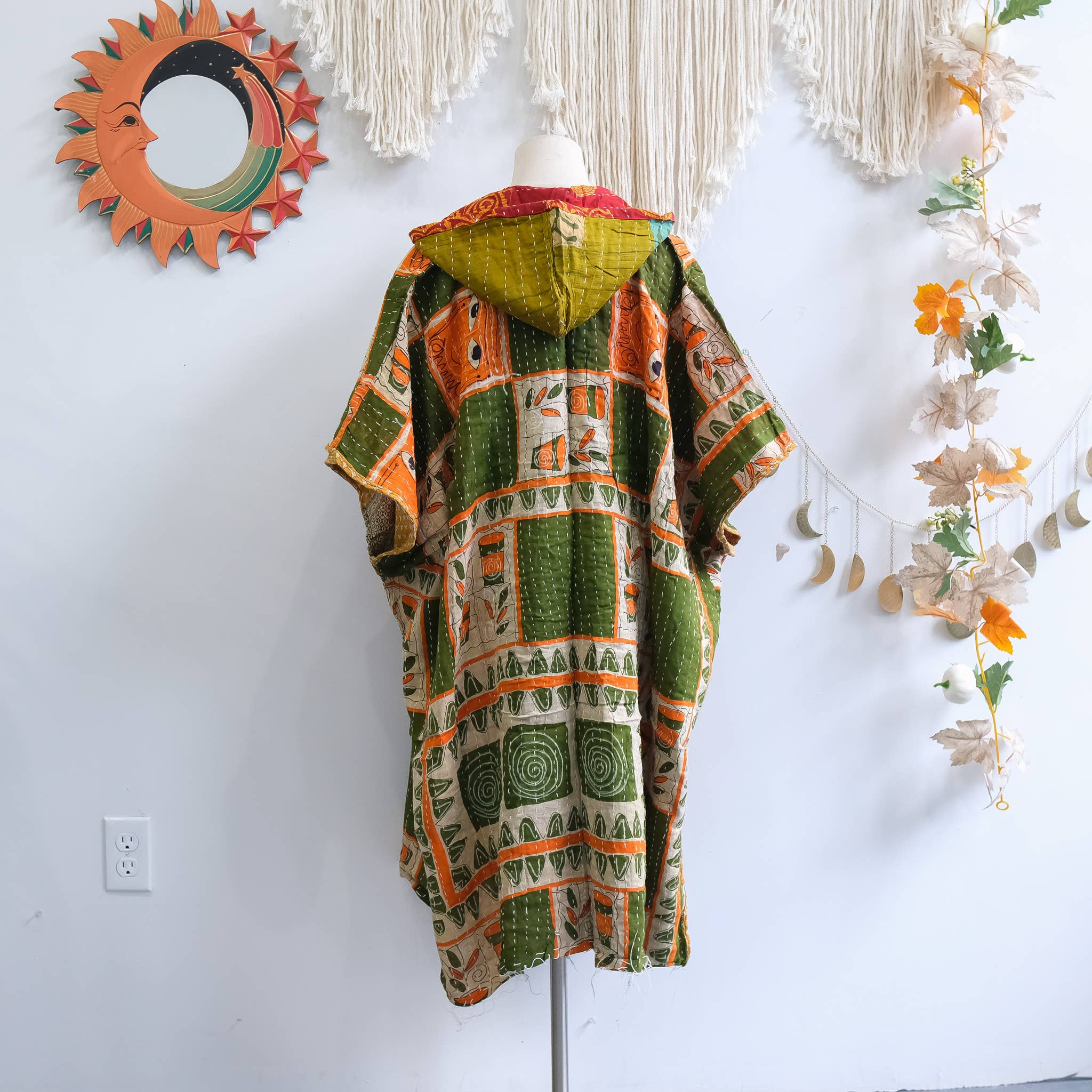 Karma Nepal Crafts – Engroshandel Poncho - Dame – Håndlavet Kantha Vendbar Poncho med Hætte5