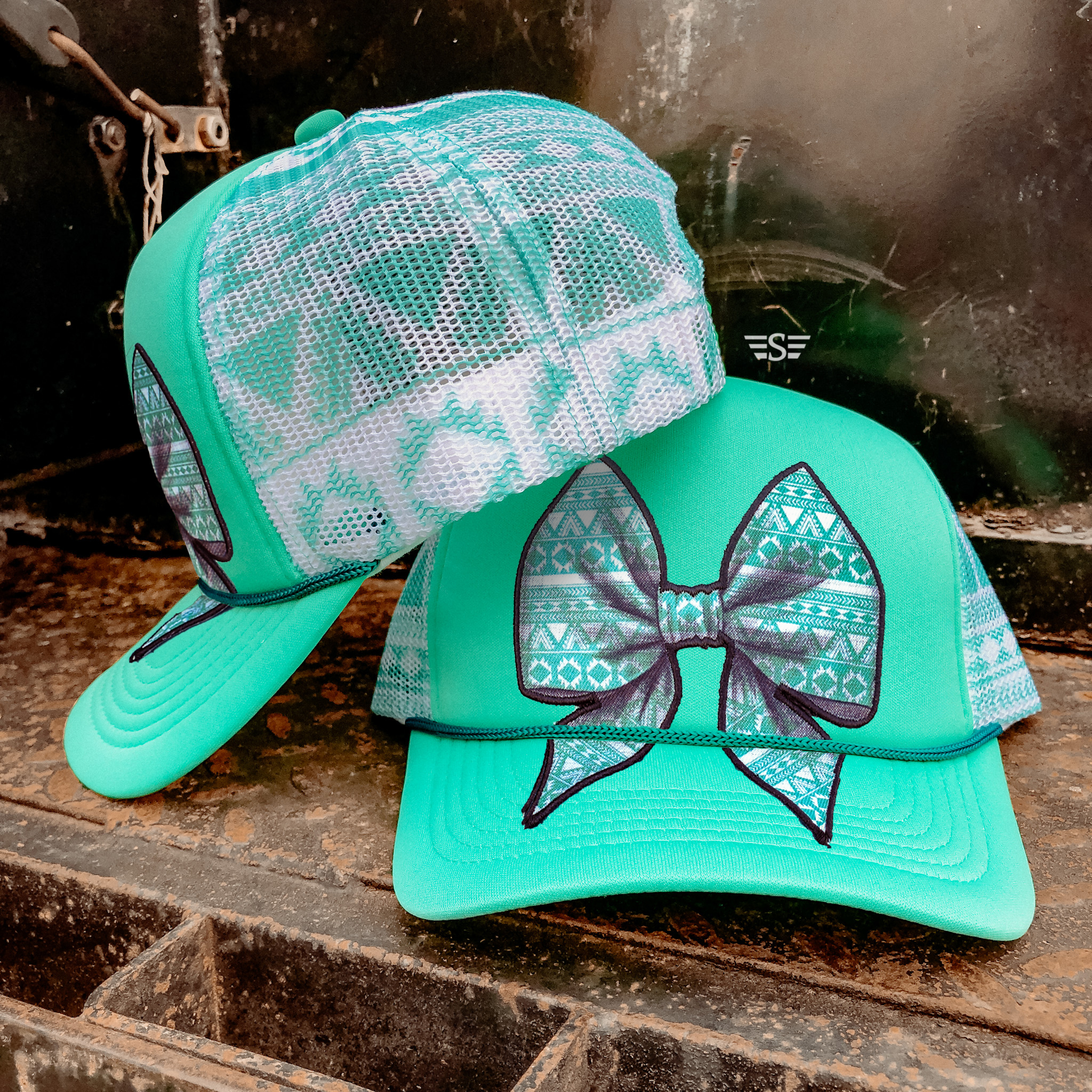 Flying S Company - Venta al por mayor Gorra trucker - Mujer - Gorra Trucker de Malla con Estampado Azteca y Lazo0