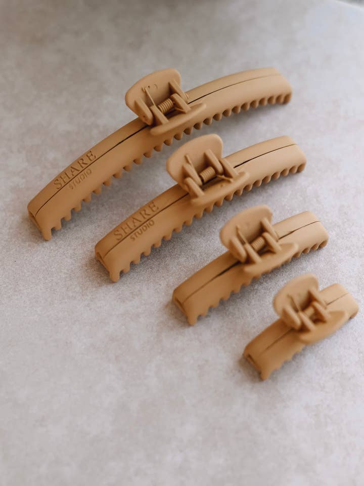 Pince Mega Hold jaune moutarde pour la vente par Share Studio