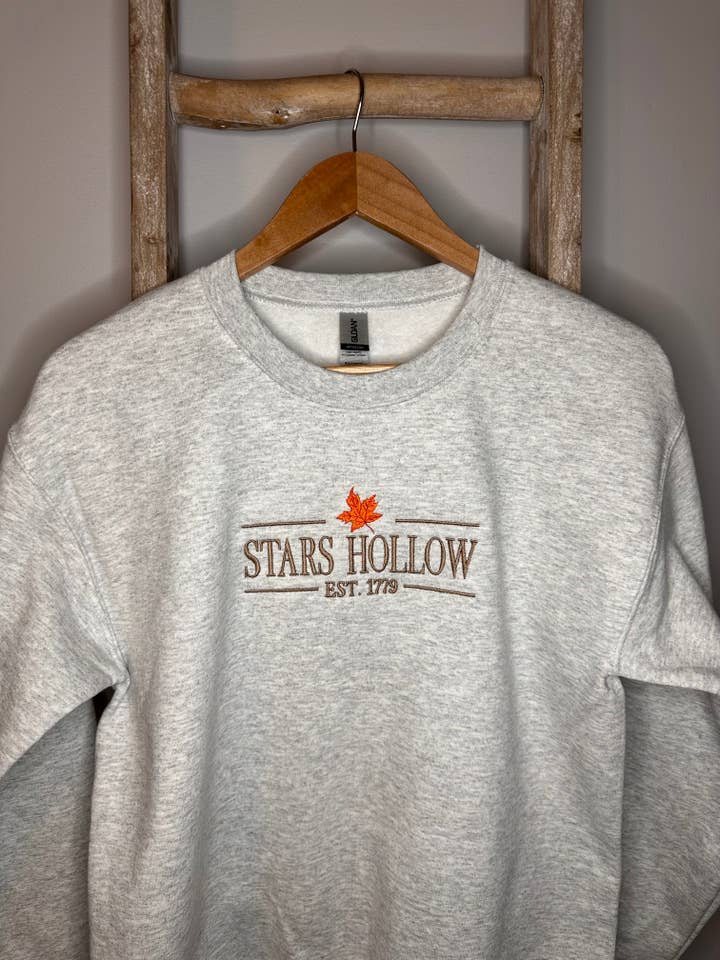 Écharpe brodée Stars Hollow pour la vente par Rain Embroidery