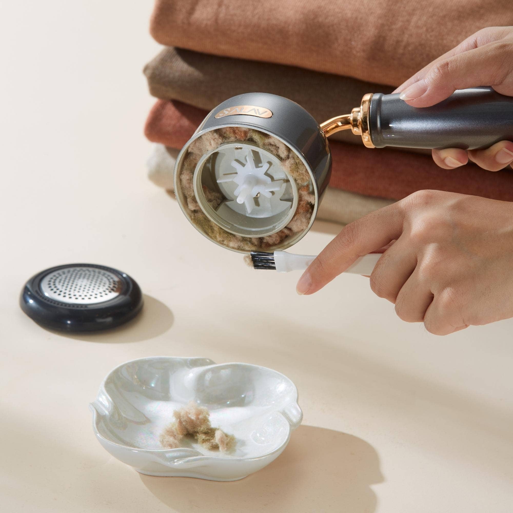 Salav-True & Tidy - Wholesale Lint Roller - Retro Edition Rechargeable Fabric Shaver and Lint Roller23