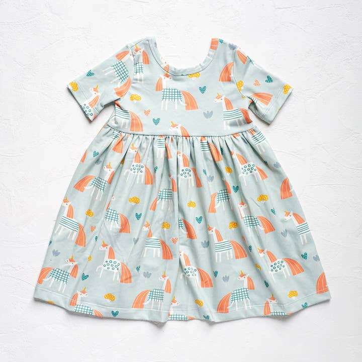 Robe licorne pour la vente par Peanut and Bumble