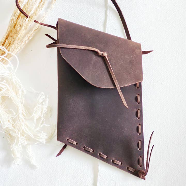 Étui de téléphone en cuir marron fait main - Sac Keepersake pour la vente par Bisjoux