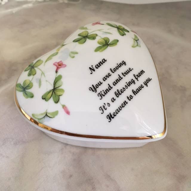 CBE Inc – Großhandel Dekoschachteln – Herzförmige Erinnerungsbox aus Porzellan, Freundschaftsspruch3