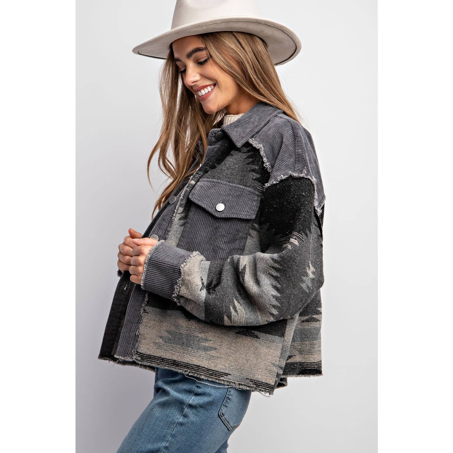 Sweet Generis – Großhandel Hemdjacke/Shacket – Damen – BUTTON-DOWN-HEMDJACKE IN BLOCKFARBEN MIT STAMMESMUSTER UND AZTEKISCHEM MUSTER17