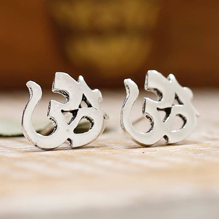 Orecchini in argento Om per la vendita all'ingrosso da parte di Ethike.eu