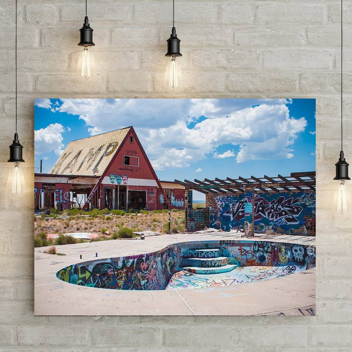 Piscina de grafitis: fotografía de Two Guns para venta al por mayor de lostkatphoto