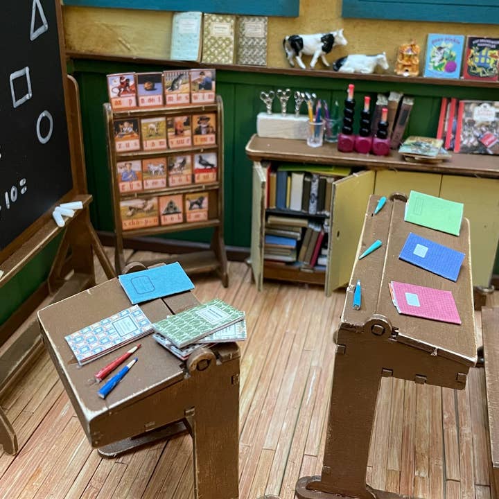 Het Muizenhuis – Engroshandel DIY-hobbysæt – Børn – Børnesæt til gør-det-selv dukkehusmøbler – klasseværelse (skala 1:12)3