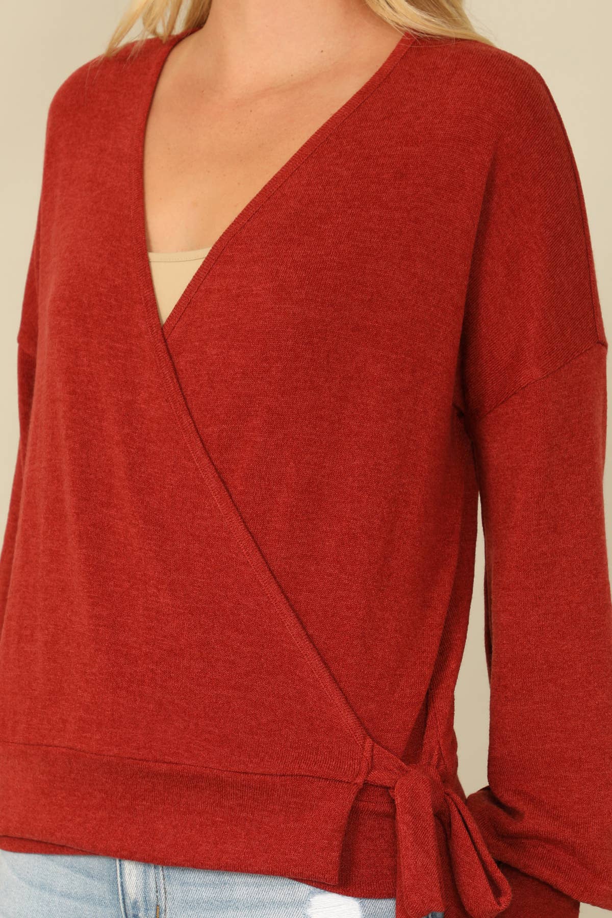 You & Me – Großhandel Bluse – Damen – YMT20079SOLID LANGÄRMELIGES BAUERNBLUSE-WICKELTOP MIT SEITLICHEM BINDEN UND ÜBERSCHNITTENEM AUSSCHNITT14