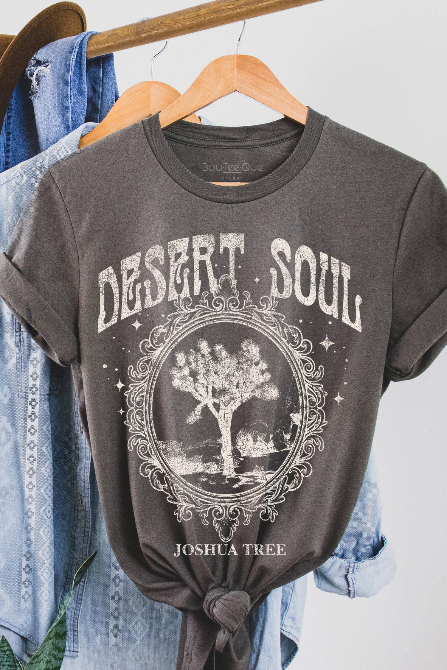 BouTeeQue Closet - Vendita all'ingrosso Maglietta serigrafata - Donna - BTJ4890 -T JOSHUA TREE, ANIMA DEL DESERTO2