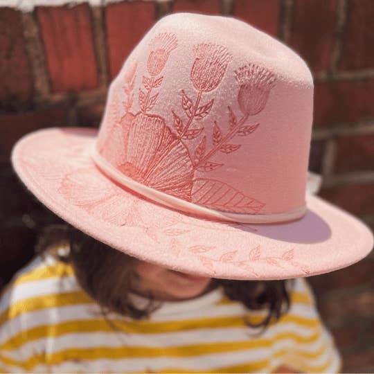 Cappello Fedora Western a tesa piccola con fiori pirografici per la vendita all'ingrosso da parte di She's Crafty AVL