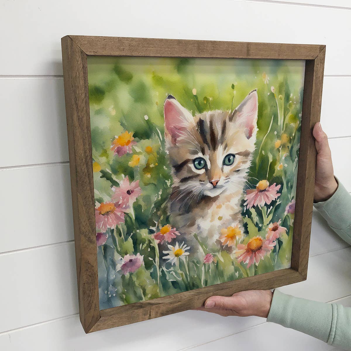 Hangout Home – Engroshandel Kunsttryk – Wildflower Tabby Cat - Springtime Cat lærredskunst - indrammet2