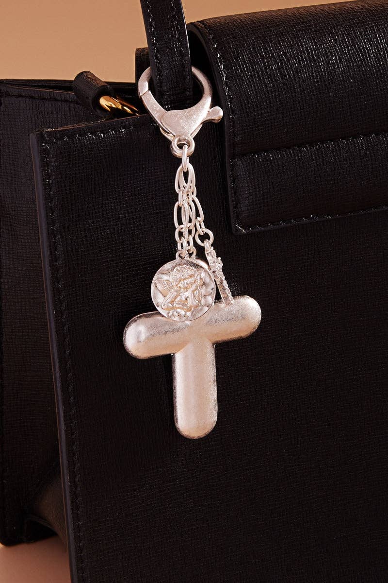 Designature New York - Venta al por mayor Llavero - Mujer - Llavero colgante con cruz acolchada y varios dijes2