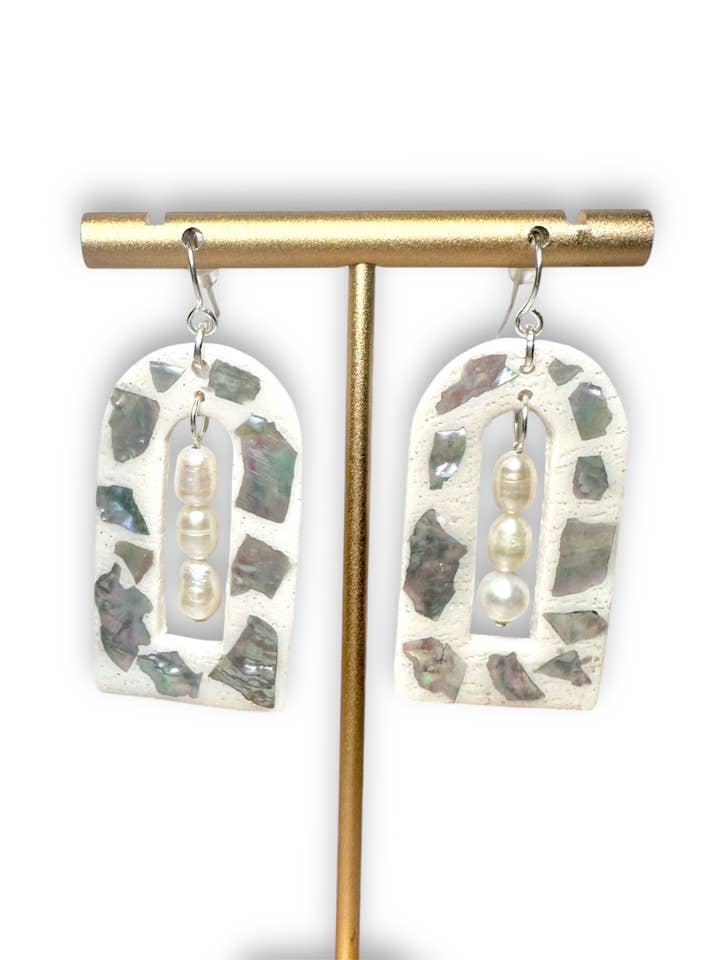 Skinnende muslingeskal og ferskvandsperle øreringe for engroshandel hos Lynnmade