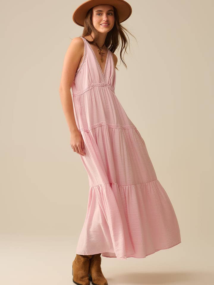 Vestido maxi rosa con detalles de encaje y estilo boho para venta al por mayor de Q2—All Orders:Free Duties for the US,UK,and Canada