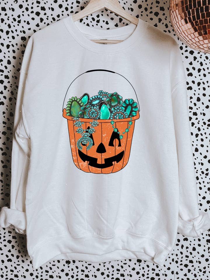 T-shirt ou sweat-shirt à col rond avec sac de bonbons turquoise pour la vente par Gunpowder and Glam Boutique