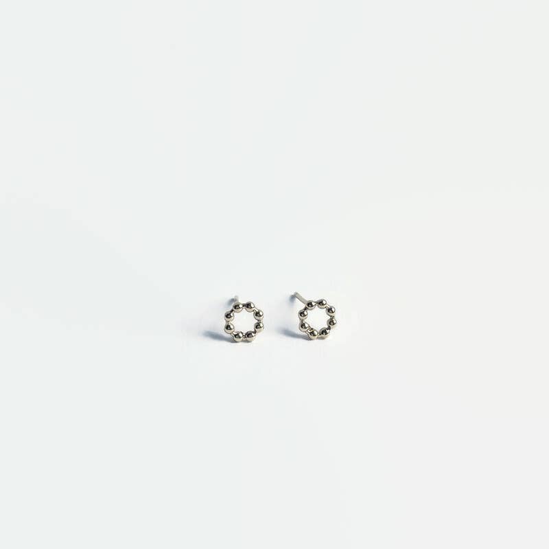 Wild Juniper - Venta al por mayor Pendientes de botón/aretes de poste - Pendientes diminutos de oro con forma de círculo abierto en forma de minúsculo3