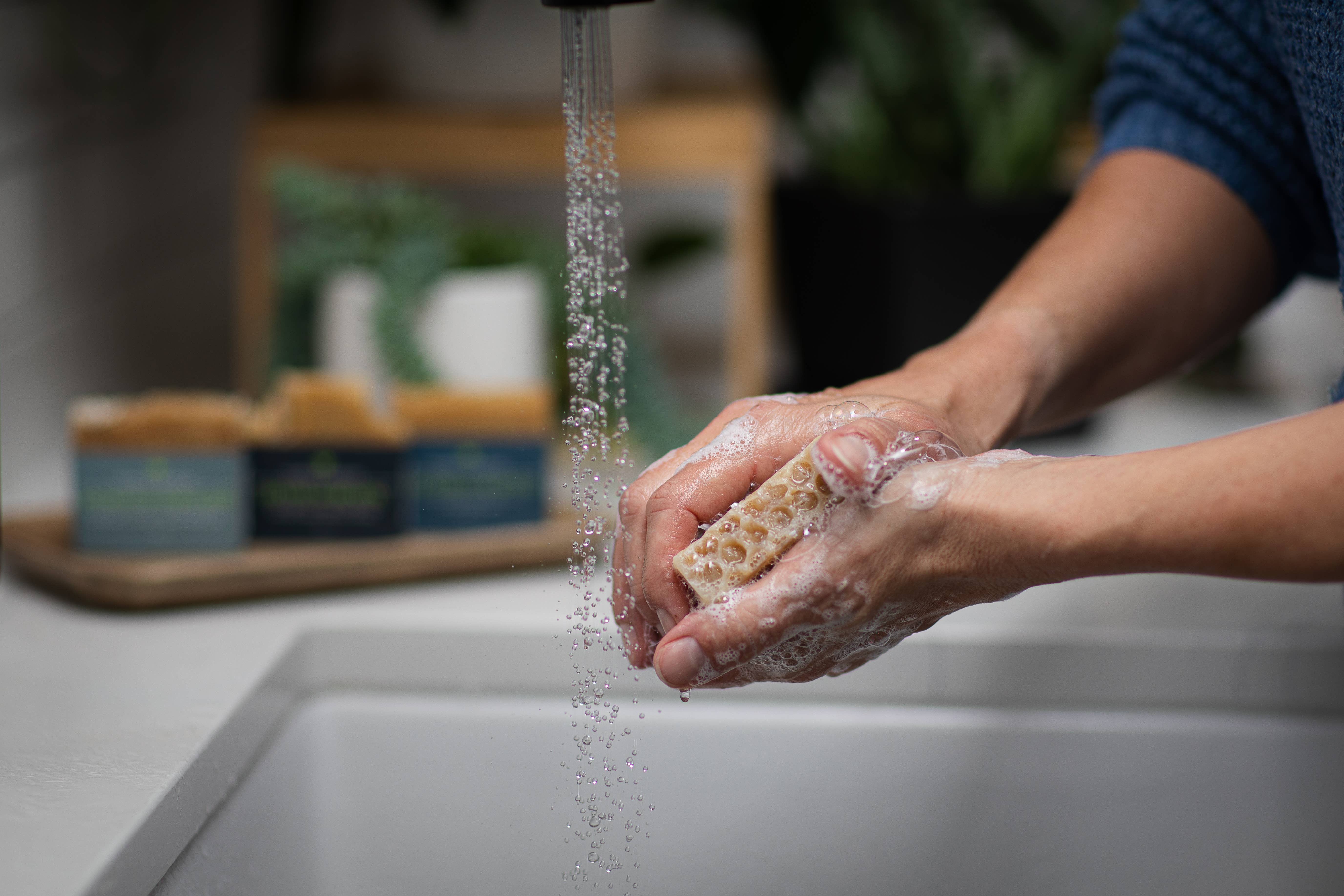 Honeoye Remedies - Wholesale Bar Soap - Manuka Honey (MGO 550+) Infused Soap (Soothe & Soften)4