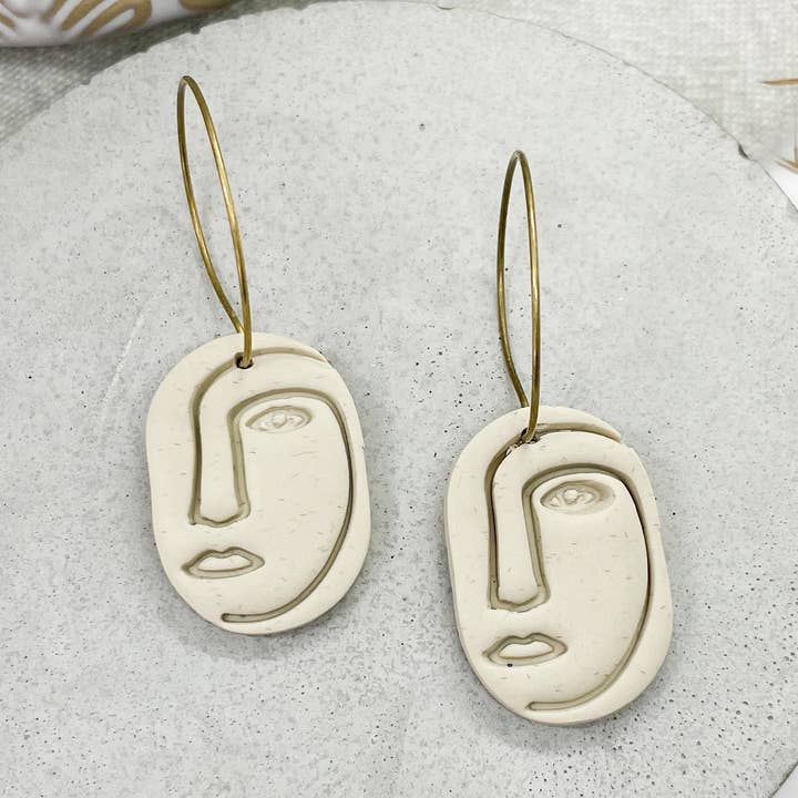 oorbellen in polymeerklei, beige boho-stijl hoepel in reliëf voor wholesale door Moon and Jewel