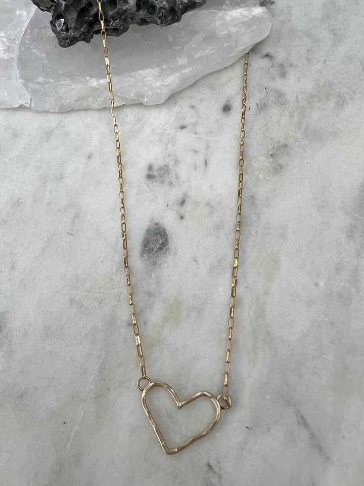 Collar de corazón martillado para venta al por mayor de Bella Mack Jewelry