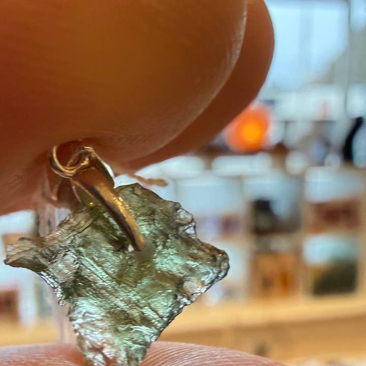 Mini Moldavit Hängsmycken i Sterlingsilver för wholesale av Crystal Cove Minerals