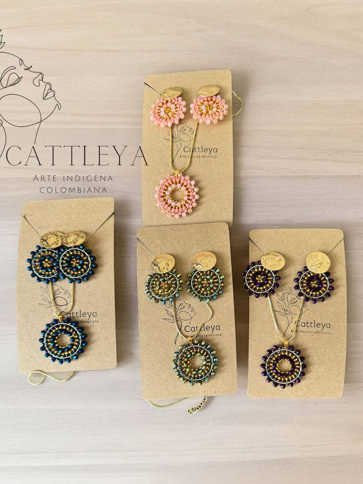 Set Orecchini e Collana Victoria per la vendita all'ingrosso da parte di Cattleya Wayúu Mochilas Colombianas