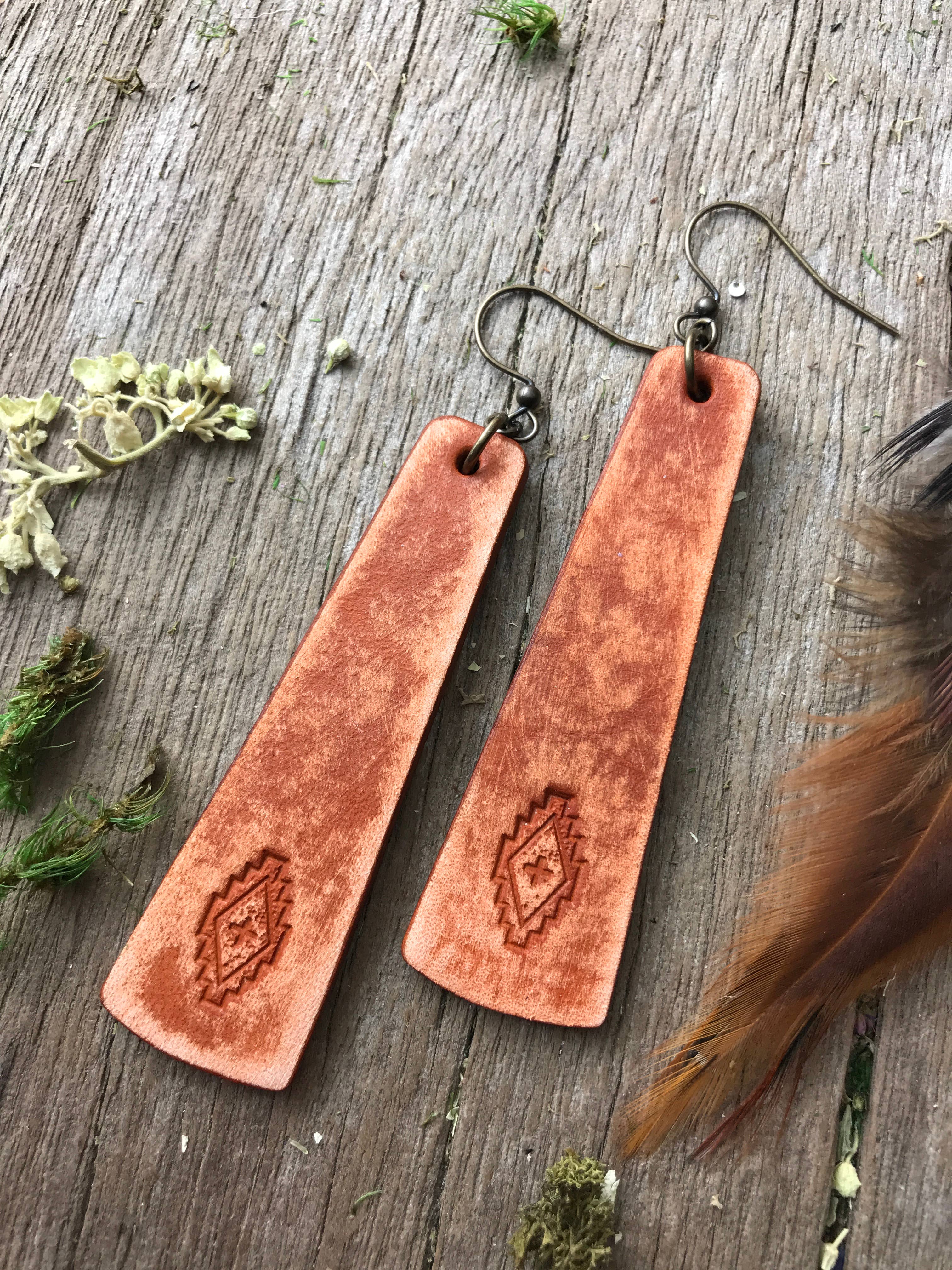 Red Pony Leather Goods – Brincos de argola por atacado – Brincos de couro com barra estilo western trabalhados à mão9