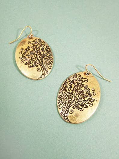 Boucles d'oreilles pendantes de forme ovale gravées en forme d'arbre de vie pour la vente par TheTizana