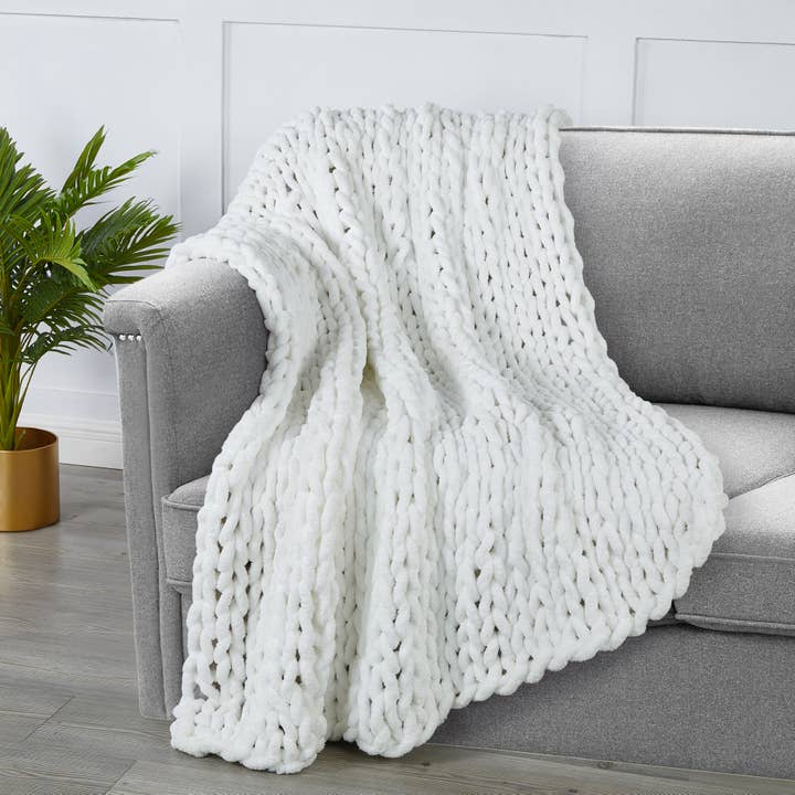 Bed Bath Fashions - Wholesale Throw Blanket - Kathy Ireland Chunky Chenille Plush Throw - 50" x 60"