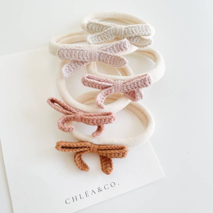 Bandeau Nœud en Crochet Liana pour la vente par Chlea & Co.