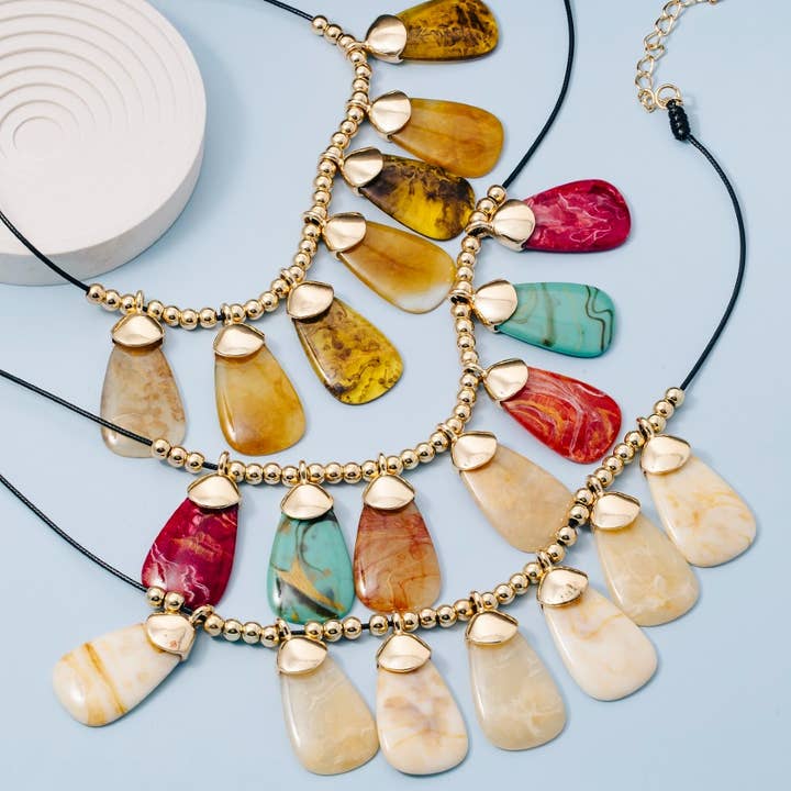 The Looks by Fame Accessories – wholesale Pendant/charm necklace – Resin Stone Dangle Statement Necklace
