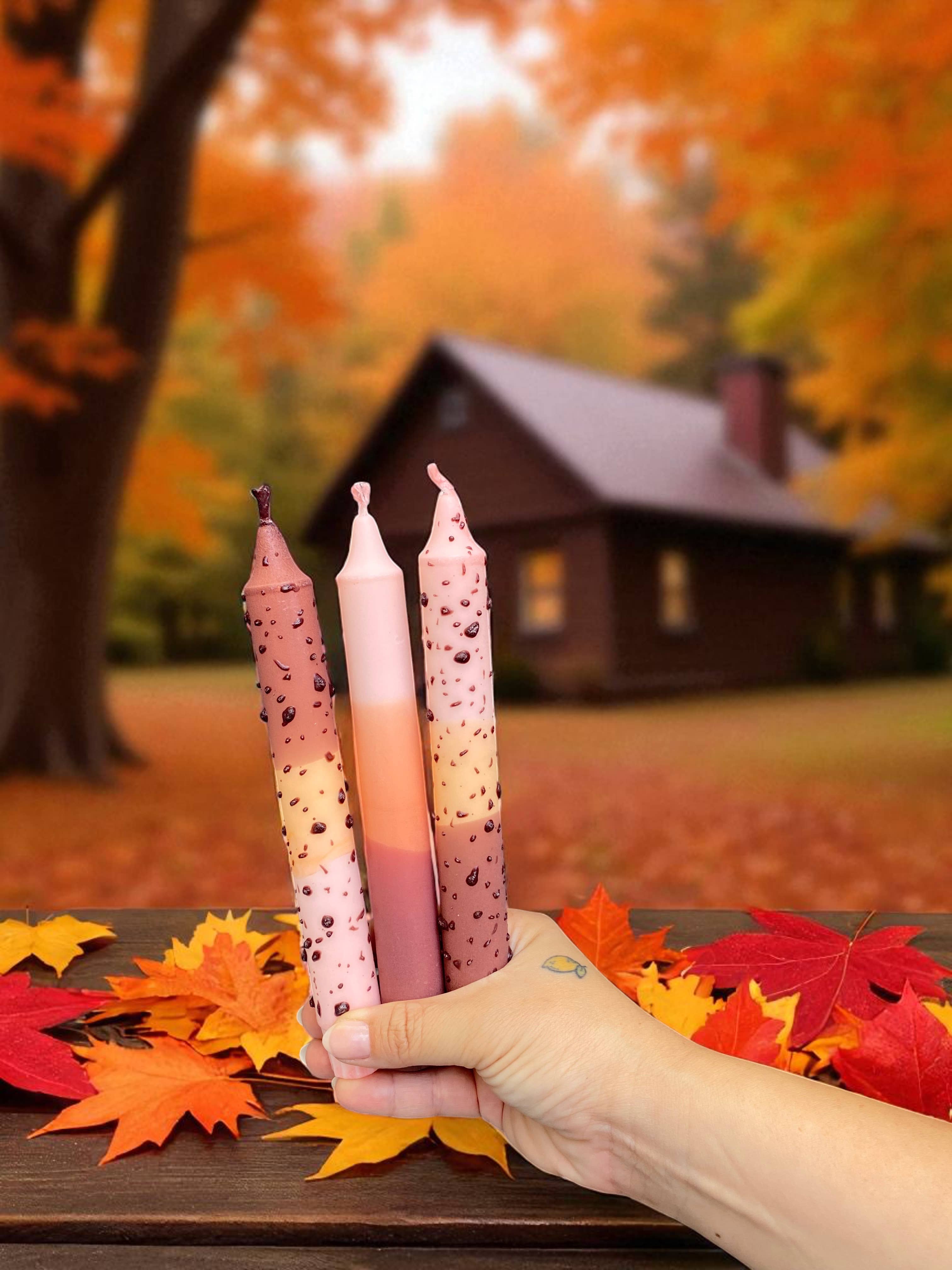 Kupkup HB. - Fi Design Studio Co. – vela pilar por atacado – Brilho Alegre | Vela Tapper Outono em Nova Iorque | 2,3x20 cm1