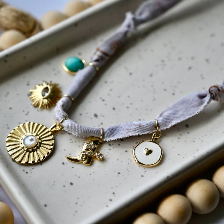 Bandana Charm Halskæde | 5 Charms | Guld Fyldt for engroshandel hos Larra Mirk Design