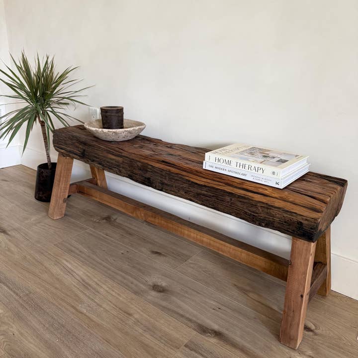 Banc en bois d'acacia Table de canapé d'entrée de couloir en bois vieilli fait main pour la vente par Project Kalaa