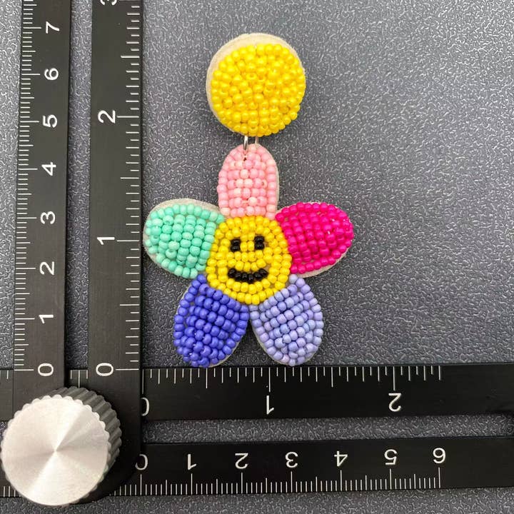 Mio Queena – Großhandel Ohrhänger – Hängelohrringe mit bunten Perlen und Smiley-Blumen — SB2