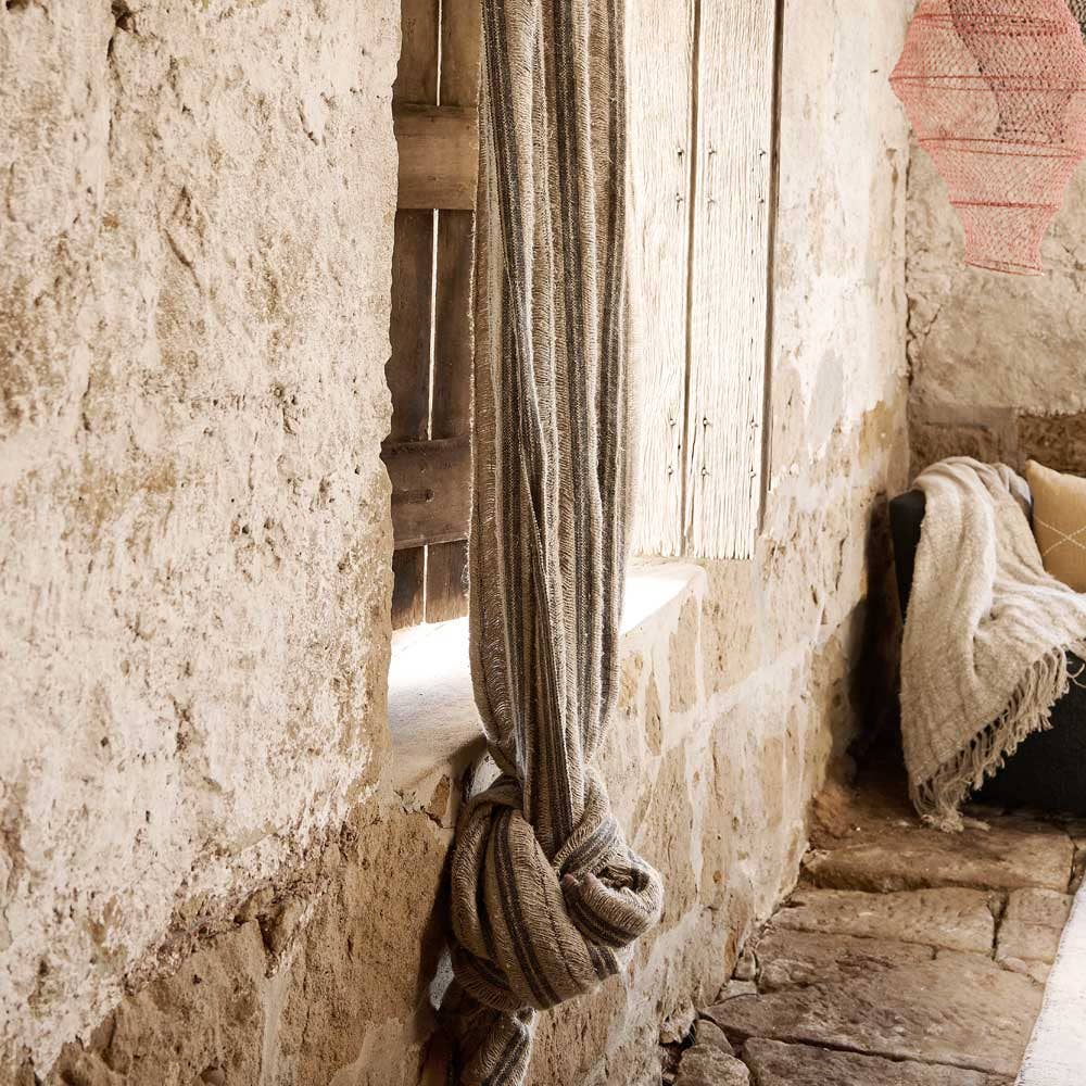 Naturlig Jakob hørgardin med naturlige og kulstribede detaljer og læderstropper for engroshandel på Faire8