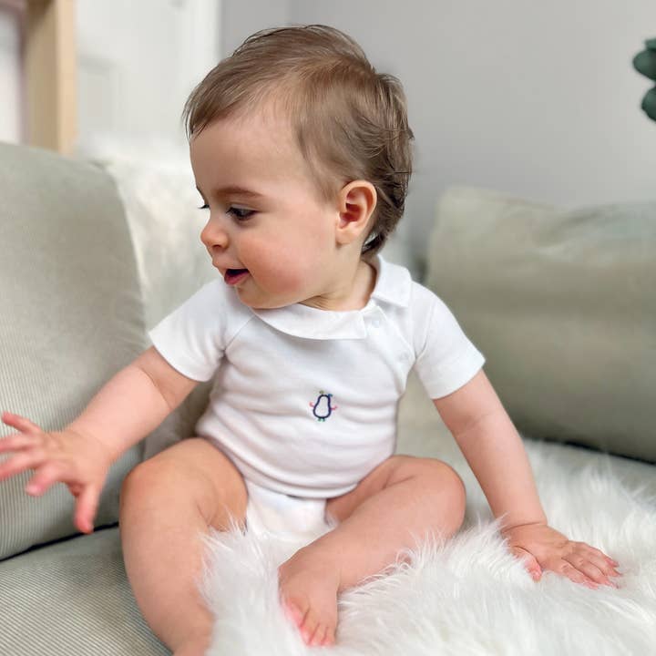 Body evolutivo unissex 'Dream in Lilac' com gola claudine e mangas curtas por atacado de Petit Poirier