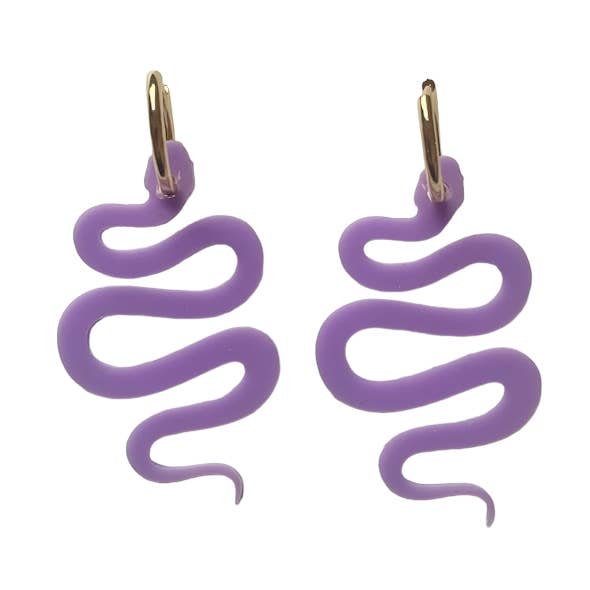 Orecchini Serpent 8 in acrilico riciclato con cerchio placcato oro per la vendita all'ingrosso da parte di AKA Tropicalia