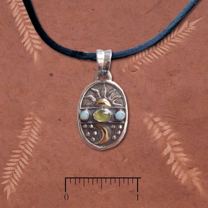 Colgante de sol y luna con peridoto y ópalo para venta al por mayor de Tidepool