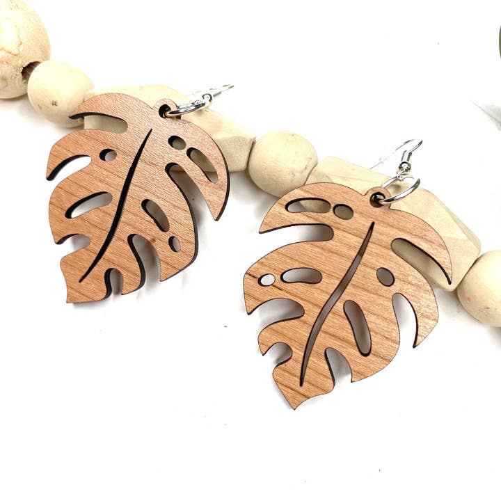 Boucle d'oreille pendante en bois Monstera Tropical Leaf pour la vente par Anna Bannister with ReNue