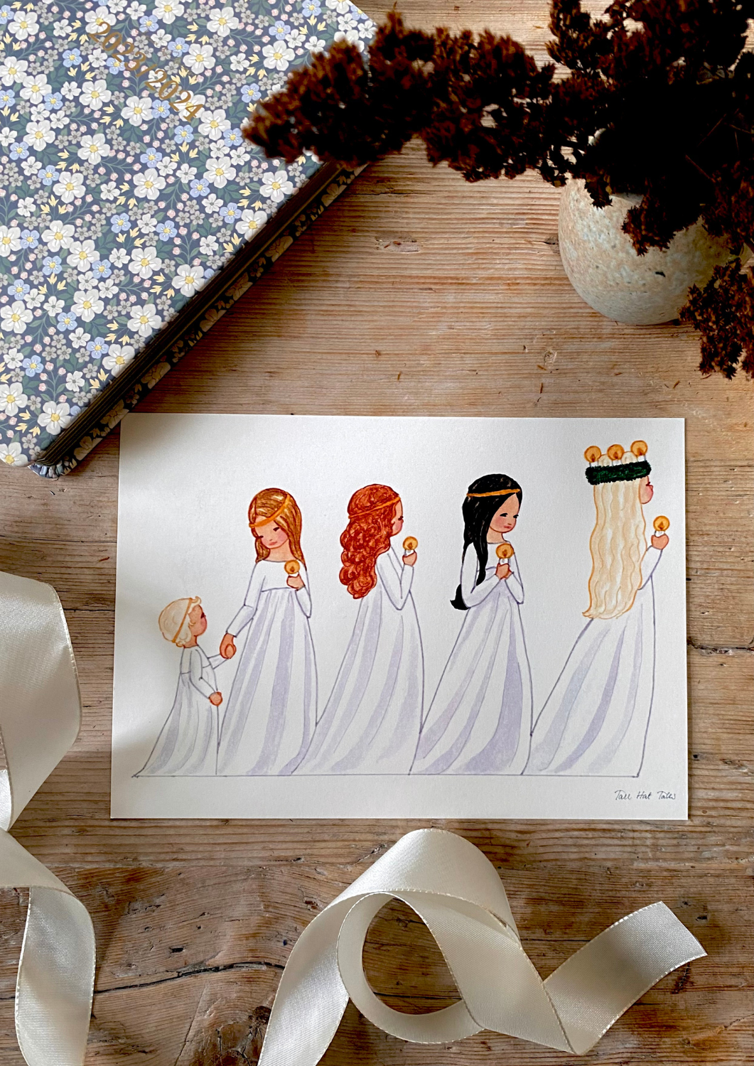 Tall Hat Tales - Wholesale Christmas Decoration - Juleklip Lucia optog1