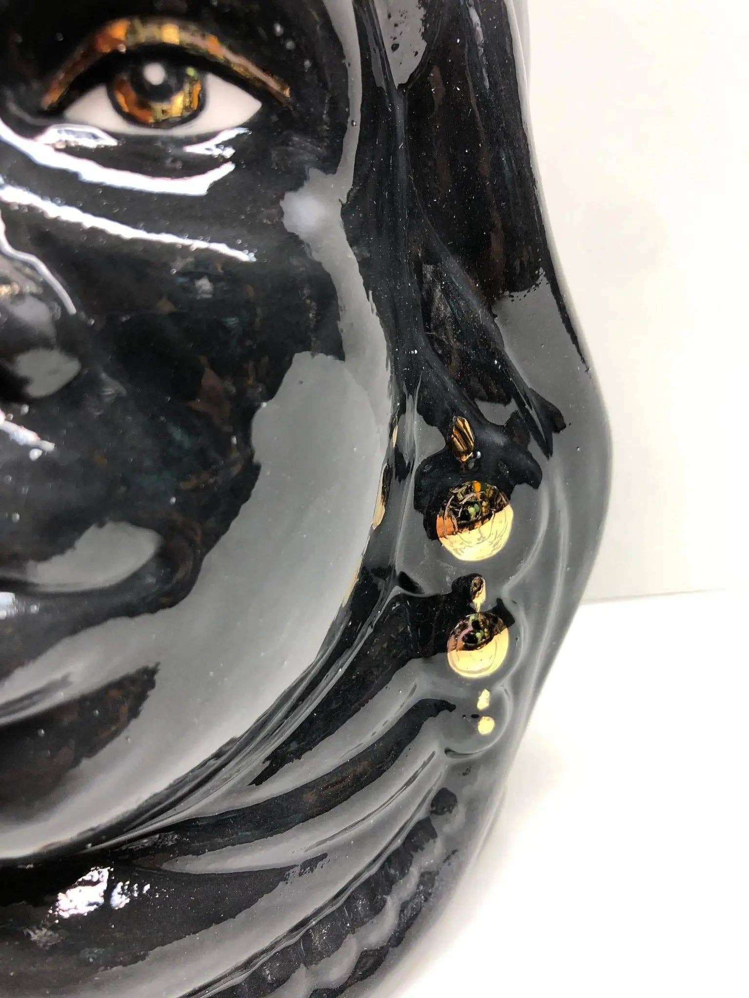 DD Ceramiche Siciliane - Vente Vases - Têtes de maure afro Caltagirone Céramique cm H.25 L.17 Détails en or artisanal noir2